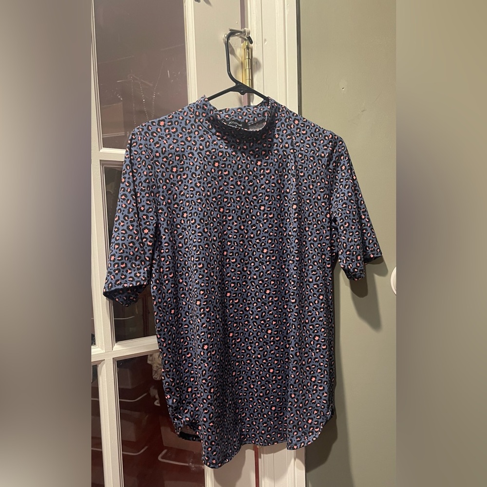 3/4 Elbow sleeve leopard print turtleneck stretchy top. Medium.